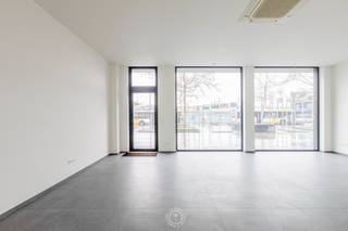 Dit veelzijdige kantoor van 62 m² is centraal gelegen aan het station van Sint-Niklaas, een absolute toplocatie op vlak van mobiliteit. Dankzij...