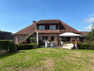 Vrijstaande woning met 3 slaapkamers, ruime werk-/opslagruimte van 228 m² en veel parkeermogelijkheden in SinaaiWonen, werken en ondernemen op één locatie? Deze veelzijdige eigendom in de Weimanstraat 20 te Sinaai biedt een bijzonder interessante combinatie van comfortabel wonen en een ruime professionele werk- en opslagruimte.De woning beschikt over een ruime leefruimte en een praktische keuken met zicht op de tuin. Verder zijn er momenteel 3 slaapkamers, een badkamer (met douche, lavabo en tweede toilet), een bureau en een extra kamer die eventueel ook kan dienen als vierde slaapkamer. Een apart gastentoilet is ook aanwezig op de benedenverdieping, extra handig als je je klanten thuis ontvangt en toch graag je privacy wil behouden.Ook buiten heeft deze eigendom heel wat te bieden. U geniet er van een zonnige tuin met terras, ideaal om na een drukke werkdag tot rust te komen.De absolute troef van deze eigendom bevindt zich achteraan. Naast de inpandige garage beschikt het pand over een zeer ruime magazijnruimte van maar liefst 228 m².Deze ruimte wordt momenteel gebruikt voor het stallen van machines, maar biedt dankzij haar omvang veel mogelijkheden.Hierdoor is de eigendom bijzonder interessant voor zelfstandigen en ondernemers die hun woning graag willen combineren met hun professionele activiteiten. Onder meer voor wie actief is in de bouw, tuinbouw, aannemerij, onderhoud of aanverwante sectoren kan de combinatie van wonen, werkruimte, opslag en parkeermogelijkheden een belangrijke meerwaarde betekenen.Deze woning onderscheidt zich door haar ruimte, veelzijdigheid en uitstekende combinatie van wonen en werken. Een ideale opportuniteit voor wie op zoek is naar een ruime gezinswoning én voldoende professionele ruimte op één en dezelfde locatie.Kom je deze woning en opslagruimte graag zelf ontdekken?Neem dan contact op met Eberhard Vastgoed via 03 779 69 29 of contact@eberhardvastgoed.be en plan vandaag nog uw bezoek.