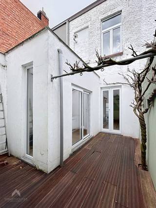 Centraal gelegen woning bestaande uit een gezellige leefruimte met eet- en zithoek, een uitgeruste keuken en een private koer/terras.Op de eerste...