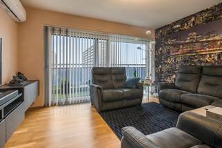 Ben je op zoek naar een luxueus gerenoveerd appartement met domotica en terras? Lees dan zeker verder!Dit instapklare appartement is gelegen in het...