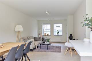 Hectaar bouwt energiezuinige en praktisch ingerichte nieuwbouwwoningen op een rustige ligging in Willebroek.<br />De woningen zijn rustig gelegen in een doodlopende straat maar toch zeer centraal nabij alle voorzieningen en invalswegen.<br />Ideaal voor mensen die bereikbaarheid zoeken maar vooral rust.<br /><br />Bij elke woning krijgt de koper de kans om volledig inspraak te hebben in de inrichting en afwerking van de woning. In samenspraak met onze betrouwbare partnerleveranciers kies je zelf de materialen en afwerking volgens smaak en budget – zo maak je van deze woning écht jouw thuis.<br /><br /><strong>Indeling lot 04;</strong><br />Gelijkvloers: Inkomhal met gastentoilet, lichtrijke leefruimte met grote raampartijen en open keuken<br />Verdieping: Nachthal met apart toilet, 2 zeer ruime slaapkamers (13,8m² - 13m²), badkamer met ligbad, inloopdouche en dubbele lavabo<br />Zolder: Ruime zolder (38,3m²) bereikbaar via zolderluik – ideaal als uitbereiding voor extra slaapkamers/hobbyruimte<br /><br /><strong>Troeven van deze woningen:</strong>
<ul>
	<li>Energiezuinig wonen</li>
	<li>Zuidgerichte tuinen</li>
	<li>Vloerverwarming op het gelijkvloers</li>
	<li>Zonnepanelen inbegrepen </li>
	<li>Regenwaterput van 7.500L aangesloten op toiletten, wasmachine en buitenkraan</li>
</ul>
Wens je een woning op maat, met aandacht voor licht, ruimte en energiezuinigheid? Contacteer ons vandaag nog voor meer informatie of een afspraak op kantoor te Asse. 