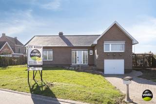 Bezoekdag op dinsdag 29/09 tussen 17:00 en 19:00 – bezoek uitsluitend op afspraak.<br /><br />Op zoek naar een woning met ruimte, licht en een doordachte indeling op een vlot bereikbare locatie?<br />Deze gelijkvloerse woning op een hoekperceel is gelegen in de Molenstraat te Herk-de-Stad en geniet van een centrale ligging met een vlotte verbinding naar Hasselt, Sint-Truiden en belangrijke invalswegen. Winkels, scholen en andere voorzieningen bevinden zich in de nabije omgeving.<br /><br />Bij het betreden van de woning komt u in een ruime inkomhal die toegang geeft tot de verschillende leefruimtes. De lichtrijke leefruimte met grote raampartijen zorgt voor een aangename woonbeleving en biedt een mooi zicht op de tuin. Aansluitend bevindt zich de keuken, die functioneel is ingericht en mogelijkheden biedt om deze verder naar eigen smaak te moderniseren.<br /><br />De woning is grotendeels nog origineel en vraagt op verschillende vlakken een opfrissing, maar biedt hierdoor net de kans om het geheel volgens eigen smaak en wensen in te richten.<br />De woning beschikt over drie volwaardige slaapkamers, wat ze bijzonder geschikt maakt voor gezinnen of voor wie extra ruimte wenst.<br /><br />Een absolute troef is de volledige ondergrondse kelderverdieping met geïntegreerde garage, die niet alleen plaats biedt voor het parkeren van een wagen, maar ook tal van extra opbergruimtes.<br /><br />Daarnaast werden de spouwmuren recent nageïsoleerd met PUR-schuim, wat bijdraagt aan een betere energie-efficiëntie. Overal zijn bovendien rolluiken aanwezig, wat zorgt voor extra comfort en privacy.<br /><br />De tuin rondom de woning en de hoekligging creëren een open gevoel, extra lichtinval en een aangenaam wooncomfort.<br /><br />Een ruime en praktisch ingedeelde woning met opfrissingspotentieel, op een centrale en uitstekend bereikbare locatie.<br /><br />Bezoek is enkel mogelijk op afspraak tijdens onze bezoekdag: dinsdag 29/09 tussen 17:00 en 19:00. Maak uw afspraak via 0478 30 04 25 of mail naar michiel@vestio.com.