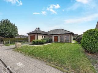 <p>Gelijkvloerse vrijstaande woning op een mooi en open perceel, nabij alle voorzieningen en op minder dan 5 km van Waregem. Dankzij de vlotte verbinding naar belangrijke verbindingswegen en de autostrade is de woning uitstekend bereikbaar.</p>
<p>De woning omvat een inkomhal met apart toilet, ruime leefruimte met eet- en zithoek en een aangename leefkeuken, voorzien van alle nodige toestellen. Vanuit de keuken heeft u rechtstreeks zicht en toegang tot het ruime terras en de tuin.</p>
<p>Het slaapgedeelte beschikt momenteel over 2 slaapkamers, waarvan één met ingemaakte kasten, en een badkamer met ligbad, douche, dubbele lavabo. De ruime was- en bergruimte kan mits aanpassing ingericht worden als derde slaapkamer. Ook de ruime garage biedt verschillende gebruiksmogelijkheden.</p>
<p>Via een vaste trap bereikt u de ruime zolderverdieping. Daarnaast beschikt de woning over een ruime kelder met een hoge vrije hoogte.</p>
<p>Extra troeven:</p>
<p></p>
<ul>
<li>Gunstig EPC</li>
<li>Verwarming op gas</li>
<li>Recente waterboiler</li>
<li>Dubbele beglazing</li>
<li>Overal rolluiken</li>
<li>Mooi open perceel</li>
<li>Ruime garage met polyvalente mogelijkheden</li>
<li>Vaste trap naar ruime zolder</li>
<li>Ruime en hoge kelder</li>
<li>Zongerichte tuin en terras</li>
</ul>
<p></p>
<p>Deze woning is te koop ZONDER makelaar via het concept van Smart Houses! Wenst u verdere inlichtingen of een bezoek? Contacteer rechtstreeks de eigenaar via <span>+32456183433</span></p>