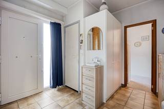 <h3><strong>Rustig wonen in gegeerd Heverlee: lichtrijk met 5 kamers en recent vernieuwd.</strong></h3><p>In hartje Egenhoven, in een groene en rustige woonwijk waar buren elkaar nog kennen en mensen graag blijven wonen, vind je deze charmante halfopen woning. Een plek met rust in zicht, maar tegelijk verrassend dicht bij alles ligt. Hier woon je stil, maar nooit afgelegen, met het stadscentrum van Leuven op slechts drie kilometer, en Gasthuisberg, IMEC en Campus Arenberg praktisch om je hoek.</p><p>Bij het binnenkomen voel je de openheid van de woning. De leefruimte strekt zich uit van voor tot achter, waardoor het licht van twee kanten binnenvalt. De grote ramen en het schuifraam naar het terras creëren een natuurlijke verbinding tussen binnen en buiten. En ook je keuken sluit hier perfect op aan. Dankzij de doordachte indeling geniet je op het gelijkvloers écht van alle comfort. Zo tref je er ook twee kamers én een badkamer met wasruimte. Resultaat? Een woning die in opties baadt. Want boven leg je opnieuw maar liefst 3 slapers te rusten. Zij maken zich klaar voor de dag in de tweede badkamer met douche, wastafel en toilet. Praktisch als comfortabel.</p><p>Buiten wacht een zonnige, volledig omheinde tuin met een gezellig terras: deels overdekt, zodat je écht elk seizoen een drankje in de buitenlucht kan doen. Bovendien laat het zijpoortje je toe eenvoudig met de fiets te vertrekken, en nieuwe adresjes te ontdekken. Want je ligging, die is rustig en toch centraal. Op wandelafstand vind je scholen, een apotheek, de scouts, het Egenhovenbos, cafés en zelfs twee Michelin restaurants. Een bushalte om je hoek, en de oprit van de E40 bereik je in slechts minuten.</p><p>Tot slot is deze woning op energetisch vlak helemaal mee met haar tijd. Want dankzij zonnepanelen, een thuisbatterij, meerdere lucht-luchtwarmtepompen/airco’s, een condenserende gasketel en nieuw pvc-buitenschrijnwerk met hoogrendementsbeglazing woon je hier zorgeloos én toekomstgericht. Kers op de taart? Geen renovatieplicht.</p><p>Kortom, zie jij jezelf hier instapklaar wonen, in een buurt die je charmant met open armen ontvangt? Geef Jes dan snel een seintje. Zo ben jij het die hier in alle rust zal wonen: morgen, en in alle jaren die volgen. </p><figure><div></div></figure>