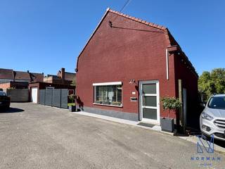 Ruime woning te koop in een doodlopende straat te Hulste – uiterst rustig gelegen met 4 slaapkamers en losstaande garage!<br /><br />Bij het betreden van de woning kom je in een lichtrijke leefruimte met mooi zicht op de tuin. Aansluitend bevindt zich de keuken, die extra gezelligheid biedt dankzij een tweede, aparte zithoek. Op het gelijkvloers vind je verder de badkamer, uitgerust met een toilet, douche en lavabo.<br /><br />Daarnaast beschikt de woning over twee praktische bergingen, waarvan één ideaal is voor het plaatsen van een wasmachine en droogkast. Op de eerste verdieping bevinden zich vier ruime slaapkamers.<br /><br />Buiten geniet je van een ruime, zonnige tuin waar je de hele dag door van de zon kan genieten. Er is ook een zonneluifel aanwezig. De tuin is bovendien voorzien van twee tuinhuizen en biedt toegang tot een losstaande garage met elektrische poort.<br /><br />Er liggen ook zonnepanelen op de woning. <br /><br />PLUSPUNTEN:<br />+ Zeer rustig gelegen <br />+ Zonnepanelen <br />+ Volledig instapklaar - zeer goed onderhouden