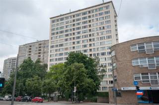 <p><span>ANTWERP | READY-TO-MOVE-IN THREE-BEDROOM APARTMENT WITH A SMALL TERRACE ON THE FOURTH FLOOR OF A WELL-MAINTAINED BUILDING WITH AN ELEVATOR | EPC B | </span></p><p><span>Layout as follows: entry hall with coat closet and built-in closets—laundry room—living room with hardwood floors—closed, fully equipped kitchen with access to the small terrace—new bathroom with walk-in shower and vanity—separate toilet—night hall—three bedrooms. 2 Basements. </span></p><p><span>Monthly expenses amount to approximately 300 euros (water, heating, elevator use, meter reading, maintenance, etc.).</span></p><p><span>The electrical system complies with AREI standards.</span></p>