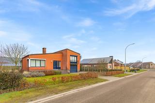 Wie in alle rust wil wonen in een landelijke omgeving is dit een buitenkans.<br />De woning ligt kort bij alle invalswegen, de autosnelweg E34 Antwerpen-Eindhoven en het centrum van Retie is ook niet veraf.<br />De woning die gebouwd is in 1970 biedt heel wat mogelijkheden.<br /><br />Via de inkomhal betreden we de woning om dan naar de ruime woonkamer te gaan met een visgraatparket en openhaard.<br />Voorts komen we in de keuken waar alle voorzieningen beschikbaar zijn.<br />Verder is er nog een wasplaats en een gerenoveerde badkamer met inloopdouche, lavabo en spiegelkast. Het gastentoilet is ook volledig vernieuwd.<br />Dan komen we in de ruime garage terecht met een automatische poort. Via een trap komen we in de kelder terecht waar zich de gas cv bevindt en de boiler.<br />Achteraan is er een ruime veranda voorzien om in alle rust te kunnen genieten.<br /><br />Dan komen we op de eerste verdieping terecht waar de slaapkamers zich bevinden en de tweede badkamer met douche in het bad, een lavabo en een toilet.<br /><br />Kortom een woning met potentieel om in alle rust in een landelijke omgeving te kunnen wonen !