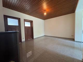 <p>Ben je op zoek naar een instapklare woning met ruimte? Dan is deze prachtige woning precies wat je zoekt!<br /><br />Deze recente woning beschikt over:<br /><br />2 slaapkamers, Volledig uitgeruste keuken, mooie leefruimte en een aangenaam terras met tuin.<br /><br />Gelegen dichtbij winkels, scholen, openbaar vervoer en op vlotte afstand van belangrijke invalswegen.<br /><br />Extra troeven: Energiezuinig, volledig geschilderd en instapklaar, veel opbergruimte.<br /><br />Interesse? Neem vandaag nog contact op voor een bezoek op 0492/82.50.00: Jerko</p>