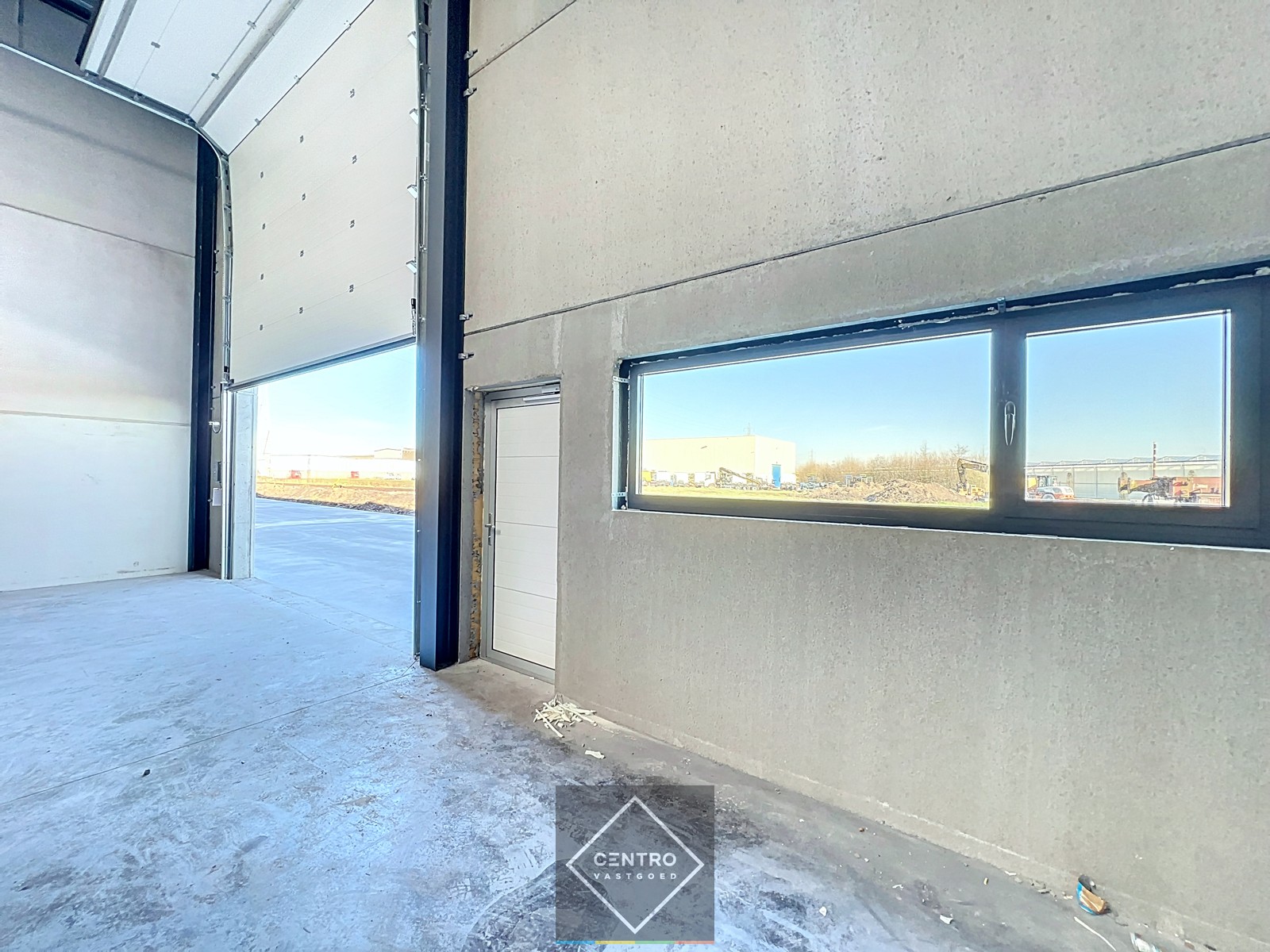 NB MAGAZIJN  216m² (vrije hoogte 7m !) , voorzien van sectionaalpoort, deur, raam en 3 parkeerplaatsen te SLEIHAGE (Oostnieuwkerke). - photo 5