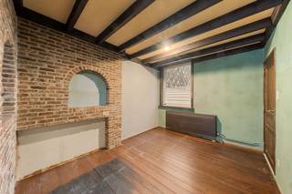 Deze woning met 3 slaapkamers is gelegen op een centrale locatie in Izegem, met winkels, scholen, openbaar vervoer en andere voorzieningen in de nabije omgeving. De woning is instapklaar maar aan wat renovatie/opfrissing toe, toch biedt ze heel wat mogelijkheden om ze volledig naar eigen smaak en wensen in te richten.<br /><br />De woning is als volgt ingedeeld, gelijkvloers: inkomhal met afzonderlijk toilet, woon- en eetkamer, keuken, veranda, tuin met terras en tuinhuis. 1e v.: 2 slaapkamers en badkamer met bad, douche, lavabo en toilet. 2e v. Zolderkamer met vaste trap.<br /><br />Daarnaast is er ook nog een droge kelder, en een absolute troef is de zuidgerichte tuin, waar u optimaal kunt genieten van de zon.<br /><br />Dankzij de gunstige ligging en de interessante indeling vormt deze woning een mooie opportuniteit voor wie op zoek is naar een renovatieproject met potentieel.<br /><br />Wenst u meer informatie of een bezoek ter plaatse? Neem dan contact op met Yanis: 0470 13 14 00