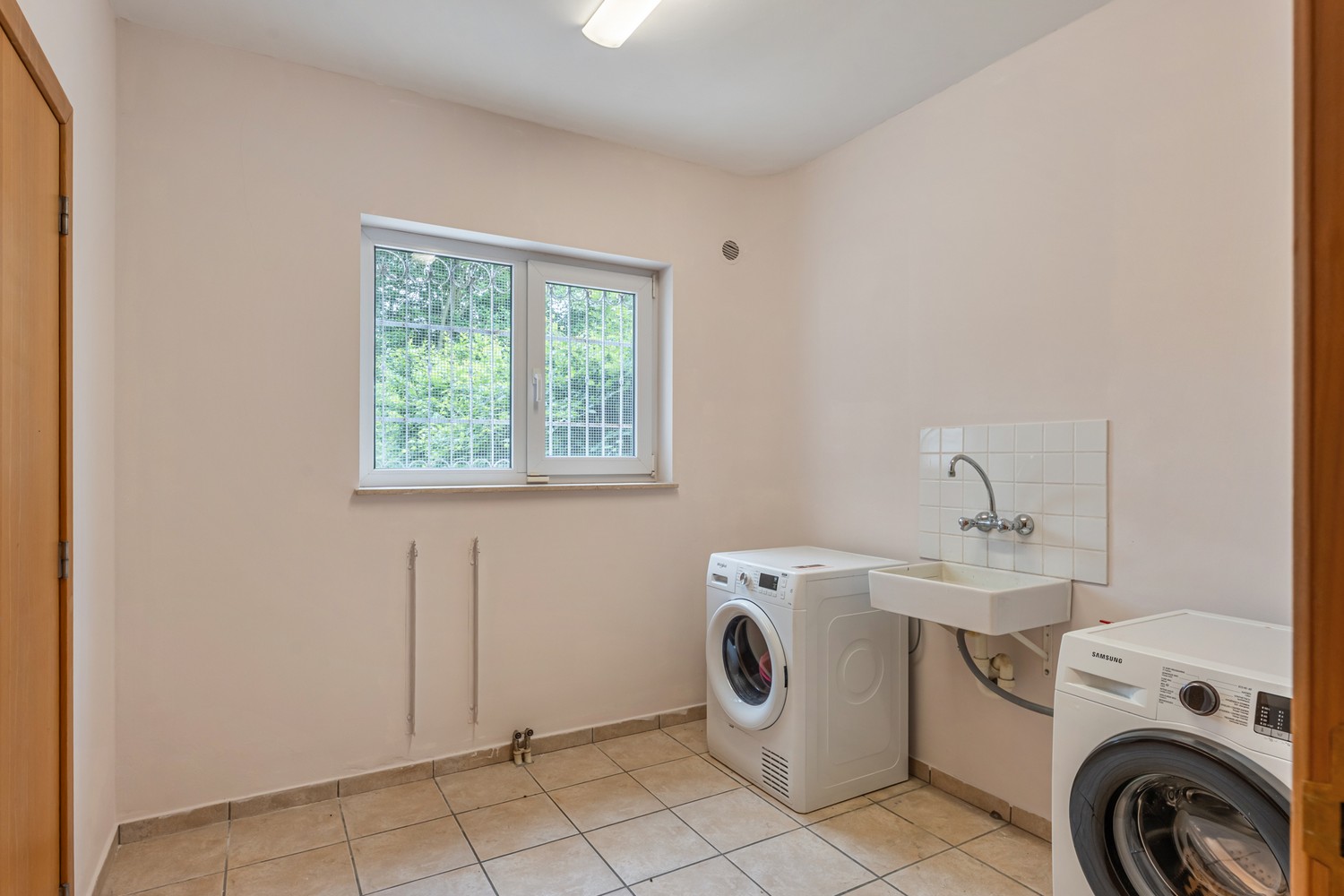 Zeer goed gelegen, op te frissen, halfopen Bel-etage woning met vier slaapkamers en inpandige garage te Kessel-Lo ! - foto 4