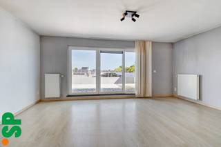 Modern appartement, nabij het centrum van Geel.<br /><br />Op zoek naar een appartement op in de buurt van scholen, winkels, restaurants en openbaar vervoer? Ontdek dit appartement op de eerste verdieping gelegen in een nabij het centrum van Geel.<br /><br />Indeling:<br />Men komt binnen in de inkomhal met toegang tot het gastentoilet. Van hieruit kan men naar de open keuken (kasten, vaatwasser, spoelbak, dampkap, keramisch kookvuur, oven en koelkast) met eetkamer die overloopt naar de living. <br />Op de tweede verdieping bevinden er zich 3 slaapkamers en ingerichte badkamer (tegels, dubbele lavabomeubel, bad, douche, toilet)<br /><br />Verder beschikt het appartement nog over een ruim terras aan de voorkant van de woonst dat bereikbaar is via de eetkamer en een tweede terras die bereikbaar is via de living. Alsook een autostaanplaats aan de voorkant van het gebouw. <br /><br />Troeven van dit appartement:<br />- Centrale ligging<br />- EPC-label B (126 kWh/m²)<br />- Ideale investeringsoppertuniteit <br />- autostaanplaats aanwezig<br />- ...<br /><br />Dit appartement combineert een gunstige ligging en een interessant rendement. Perfect voor zowel eigen bewoning als investering!<br /><br />Voor meer informatie of een bezoek ter plaatse, kan u contact opnemen met IMMO SP via 014 59 10 20 of mailen naar info@immosp.be. Benieuwd naar de waarde van uw eigen woning? Vraag vrijblijvend een gratis verkoopanalyse aan – wij helpen u graag verder!