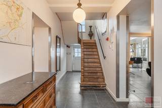 Uniek eigendom gelegen in Plombières, het Toscane in België, op een perceel van maar liefst 26776 m², met een prachtig vergezicht over de achterliggende tuin dat zorgt voor een idyllische en rustige setting. Deze locatie leent zich perfect zowel voor bewoning als voor vakantieverhuur.<br /><br />Het grootste gedeelte van het pand is ingericht als vakantiewoning (met grotendeels vloerverwarming i.c.m. radiatoren)en biedt plaats aan 14 personen. De bijwoning is ideaal om zelf ter plaatse te wonen, zodat u uw gasten vlot kan ontvangen, hen eventueel een ontbijt kan aanbieden, snel kan bijspringen bij vragen of instaan voor het onderhoud en de schoonmaak.<br /><br />Daarnaast is het eigendom uitgerust met 20 zonnepanelen, wat bijdraagt aan de energiezuinigheid en het duurzame karakter van de woning.<br /><br />De omgeving wordt gekenmerkt door een groen, heuvelachtig landschap met uitgestrekte velden en bossen, ideaal voor wie houdt van rust en natuur. Je kan er prachtig wandelen, fietsen en genieten van talrijke outdooractiviteiten in een landelijke setting. In de buurt zijn er ook recreatieve mogelijkheden zoals golf en gezellige horecazaken. De streek heeft bovendien een rijk historisch en cultureel karakter met verschillende bezienswaardigheden. Dankzij de ligging nabij de grensregio is het ook een uitstekende uitvalsbasis voor uitstappen naar steden in België, Nederland en Duitsland.<br /><br />Bezichtig deze woning ook digitaal en 'loop' zelf door de woning. Kijk daarvoor op onze website of via: <br />my.matterport.com/show/?m=7inGvXMXfsq<br /><br />INDELING<br /><br />VAKANTIEWONING<br /><br />Gelijkvloers:<br /><br />- Inkomhal met toegang tot de authentieke trap;<br />- Ruime eetkamer met open keuken, 4-pit Whirlpool vuur, 2 pit inductie, stenen werkblad, dampkap, RVS spoelbak, vaatwasser (BEKO);<br />- Toilet met lavabo;<br />- Leefruimte met houthaard, tv-aansluitingen, lichtrijke eetplaats (veranda met lichtkoepel) met zicht op de achterliggende weides;<br />- Toilet met spoelbak en spiegel;<br />- Badkamer met douchecabine, enkele wastafel met spiegel;<br />- Schuur voor opslag, toegankelijk via de houten poort.<br /><br />1e verdieping: <br /><br />- Achterliggende vakantiewoning bereikbaar via trap die grenst aan de aluminium deur van de prive-woonst;<br />- Ruimte polyvalente zaal met Velux-ramen;<br />- Slaapkamers voorzien met smoke slide steellook deur;<br />- Slaapkamer 1 met 2 x 1-persoons bed, ensuite badkamer met toilet en douchecabine, dubbele wastafel met spiegel;<br />- Slaapkamer 2 met 2 x 1-persoons bed, ensuite badkamer met toilet en douchecabine, enkele wastafel met spiegel;<br />- Slaapkamer 3 met 1 x 2-persoons bed en laminaatvloer;<br />- Slaapkamer 4 met 2x 1-persoons bed en ensuite badkamer, dubbele wastafel met ligbad en douchecabine, toilet en handoekenradiator;<br />- Badkamer met enkele wastafel, toilet, douchecabine en aansluiting voor een wasmachine;<br />- Slaapkamer 5 met 2 x 1 persoons bed;<br />- Slaapkamer 6 met 2 x 1 persoons bed, uitzicht op de prachtige tuin en elektrische rolluik (alle slaapkamers aan de achterzijde van de vakantiewoning);<br />- Slaapkamer 7 met 2 x 1 persoons bed, uitzicht op de oprit + voortuin.<br /><br />Zolder:<br /><br />- Polyvalente ruimte + opslag;<br />- Cinemaruimte met airco die kan koelen en verwarmen.<br /><br />Kelder:<br /> <br />- Pro one elektrische boiler;<br />- Growatt omvormer voor de zonnepanelen (20 stuks);<br />- Kelders (2 stuks) geschikt om voorraad te bewaren.<br /><br />Tuin:<br /><br />- Prachtig verzicht op de achterliggende weides;<br />- Natuurstenen bad;<br />- Zuidwest georiënteerd terras.<br /><br />INDELING<br /><br />PRIVE WOONST<br /><br />Gelijkvloers: <br /><br />- Ruimte privatieve inkom (zijkant hoofdgebouw);<br />- Slaapkamer 1, 2 (met draai-kiep raam) zijn ruim, de 3de slaapkamer is toegankelijk via slaapkamer 2; <br />- Keuken met 2-pit inductievuur, RVS spoelbak en wasmachine (Bosch);<br />- 2 wc's met lavabo en noodverlichting;<br />- Douche met afzuiging + wasbak en extra elektrisch vuurtje om bij te warmen;<br />- Leefruimte voorzien van zijdeur en afsloten door een aluminium schuifdeur (smoke glas = privacy).<br /><br />Bijzonderheden:<br /><br />- Overal vliegenhorren voor een (bijna) insecten-loze woning! <br />- Septische tank met overloop naar het riool;<br />- CV Viesmann Vitocal 300 en Vitocell 10, Bulex CV;<br />- Tuinberging;<br />- Propaangastank +- 2000 liter;<br />- Groot buffervat met zonnecollectororen;<br />- Recent 20 zonnepanelen aangebracht.<br /><br />Energieprestatie en binnenklimaat (EPB-EPC) - VAKANTIEWONING<br />Certificaat beschikbaar: ja<br />EPC certificaatnummer: 20260220028690<br />Berekende energiescore : (kWh/m²): 132 kWh/m² - B label<br />Het certificaat is geldig tot en met: 20/02/2036<br /><br />Energieprestatie en binnenklimaat (EPB-EPC) - PRIVE WOONST<br />Certificaat beschikbaar: ja<br />EPC certificaatnummer: 20260220028749<br />Berekende energiescore : (kWh/m²): 157 kWh/m² - B label<br />Het certificaat is geldig tot en met: 20/02/2036<br /><br />Electrische installatie: in aanvraag<br /><br />Informatie stedenbouwkundige voorschriften:<br />Stedenbouwkundige vergunning: in aanvraag<br />Meest recente bestemming: in aanvraag<br />Dagvaarding uitgebracht: in aanvraag<br />VOORKOOPRECHT OP DIT GOED: in aanvraag<br />VERKAVELINGSVERGUNNING: in aanvraag<br />WATERGEVOELIG OPENRUIMTEGEBIED: in aanvraag<br /><br />Overstromingsgevoelige gebieden: <br />Perceelscore of P-score : in aanvraag<br />Gebouwenscore of G-score: in aanvraag<br />Ligging in Signaalgebied: in aanvraag<br />Ligging in afgebakende oeverzone of afgebakend overstromingsgebied: in aanvraag<br /><br />A:geen overstroming gemodelleerd B: kleine kans op overstromingen onder klimaatverandering C: kleine kans op overstromingen D: middelgrote kans op overstromingen<br /><br />Beschermd erfgoed<br />GEINVENTARISEERD ERFGOED: in aanvraag<br />BESCHERMD ONROEREND ERFGOED: in aanvraag