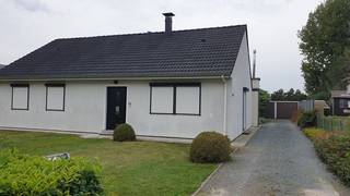 Deze bungalow werd grondig gerenoveerd in 2020.  Indeling : inkomhall, living, ingerichte keuken, veranda, toilet, badkamer, 3 slaapkamers, berging...