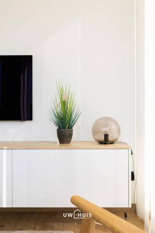 Ontdek dit werkelijk prachtige nieuwbouwappartement uit 2023, afgewerkt met kwalitatief hoogwaardige materialen tot in de kleinste details. Van de sfeervolle verlichting van Verlichting.be tot de knappe parketvloer: hier voelt u meteen de klasse van échte topafwerking.<br />Comfort staat centraal dankzij een uitgebreid domoticasysteem dat vloerverwarming, lamellen én rolgordijnen moeiteloos voor u regelt. De hoogwaardige keuken is voorzien van alle nodige comfort, en het maatwerk van DM Line geeft het geheel een exclusieve, persoonlijke toets. De prachtige badkamer met inloopdouche maakt het plaatje compleet.<br />Het appartement telt één ruime slaapkamer en is daardoor ideaal als investering om te verhuren, of als thuis voor een koppel of alleenstaande. Geniet volop van het schitterende zonneterras, gelegen op een rustige, afgelegen site met parktuin — en toch op amper 5 minuten van alles wat het centrum te bieden heeft.<br />Extra troeven: EPC-label A (E peil van maar slechts 23!!) , elektriciteit conform tot 2048, airco, 3 zonnepanelen, en een ondergrondse staanplaats én berging die mee in de prijs zijn inbegrepen. Alles is aanwezig voor zorgeloos en energiezuinig wonen.<br />Kortom: de luxe en gemoedsrust van een nieuwbouw, maar met het unieke voordeel dat u koopt onder registratierechten in plaats van BTW!! Een buitenkans die u niet mag laten liggen.<br />Bel ons nu voor een afspraak op het nummer: 052/46.38.03 en wie weet tot binnenkort!
