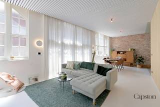 Unieke loft in voormalige elektriciteitscentrale met terras en beroepsmogelijkheden in centrum Lokeren<br /><br />Deze unieke loft van ca. 110 m² bewoonbare oppervlakte met een gezellig en lichtrijk terras van 14 m² bevindt zich in een karaktervolle voormalige elektriciteitscentrale, die recent werd gerenoveerd tot een bijzonder woonproject met slechts twee wooneenheden. De authentieke industriële uitstraling werd hierbij behouden en gecombineerd met hedendaags comfort en energiezuinig wonen.<br /><br />De loft beschikt momenteel over één ruime slaapkamer en een aparte bureauruimte, met de mogelijkheid om een tweede slaapkamer te creëren. Dankzij de aparte ingang biedt deze eigendom bovendien interessante mogelijkheden voor een vrij beroep, praktijkruimte of kantoor aan huis.<br /><br />De ruime leefruimte geniet van veel natuurlijke lichtinval en straalt dankzij de industriële architectuur een uniek loftgevoel uit. De kwaliteitsvolle keuken met inbouwtoestellen en ingemaakte kasten, vloerverwarming, ventilatie en een geluidswerend plafond zorgen voor een aangename woonbeleving. Daarnaast beschikt de woning over een praktische kruipzolder, ideaal als extra bergruimte.<br /><br />Ook op energetisch vlak scoort deze loft uitstekend met een EPC-label B en een conforme elektrische installatie.<br /><br />Parkeren vormt geen enkel probleem dankzij de vele openbare parkeerplaatsen voor de deur en in de directe omgeving. Bovendien bestaat de mogelijkheid om een overdekte staanplaats vlak naast het gebouw te huren, waarbij het huidige huurcontract kan worden overgenomen.<br /><br />Een uitzonderlijke eigendom voor wie op zoek is naar een ruime, energiezuinige loft met karakter, een unieke industriële uitstraling en tal van mogelijkheden op een centrale ligging in Lokeren.<br /><br />Praktische informatie<br />EPC: B – 184 kWh/(m² jaar)<br />Unieke EPC-code: 20220204-0002538711-RES-1<br />Elektrische installatie: conform<br />Stedenbouwkundige inlichtingen: in aanvraag<br />Bestuursmaatregelen in het maatregelenregister: geen maatregelen