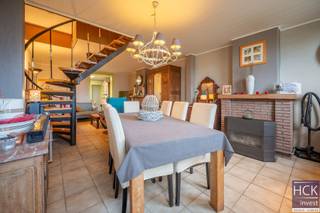 <strong>De ligging</strong><br />Uitermate <strong>rustig gelegen woning</strong> (op het einde van een doodlopende straat) doch nabij diverse verbindingswegen en op amper 10 min. van het op- &amp; afrittencomplex van de E17 waardoor centrumsteden Gent-Kortrijk beiden op nog geen 30 min. rijden bereikbaar zijn. Achteraan de woning beschikt u over een <strong>handige uitweg</strong>. Kortom, <strong>zéér rustig gelegen doch met ideale bereikbaarheid</strong>!<br /><br /><strong>De woning</strong><br />De woning zelf dient op heden gerenoveerd te worden naar hedendaagse normen en beschikt over ondermeer <strong>2 slaapkamers</strong>, living met aanpalend keuken en badkamer alsmede een <strong>aangename tuin én grote carport </strong>op het einde van het perceel.<br /><br /><strong>De indeling</strong><br />Gelijkvloers: living - keuken - badkamer - berging - veranda - tuin en carport;<br />Verdieping: sas - twee slaapkamers.<br /><br /><strong>Kenmerken</strong><br />- Oppervlakte terrein: 266 m²<br />- Bruikbare vloeroppervlakte: <span>114 m²</span><br />- Verwarming via kachels (gaskachel en houtkachel in living)<br />- Enkel glas en aluminium raamprofielen<br />- EPC: <span>598 kWh/m² jaar/ F-label </span><br /><br /><strong>Troeven</strong><br />- Prachtig gelegen!!<br />- Handige uitweg én carport achteraan het perceel!!<br /><br />Voor meer informatie of een bezoek ter plaatse reageer via het contactformulier of stuur naar info@hckinvest.be