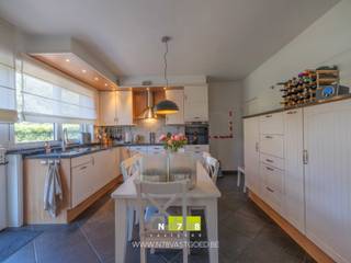 <b>RUIME EN INSTAPKLARE GEZINSWONING MET 4 SLAAPKAMERS OP EEN PERCEEL VAN 10A64CA IN HET CENTRUM VAN MAASEIK. </b><br /><br /><strong>TROEVEN</strong><br />• Ruime woonkamer van ca. 44m² met directe toegang tot terras en tuin.<br />• Ruime bewoonbare oppervlakte van 180m². <br />• Volledig onderkelderd met dubbele, inpandige garage. <br />• Grondig vernieuwd in 2001 (ramen, dak, keuken, CV-installatie, vloeren, airco, laadpaal enz.).<br />• 3 slaapkamers op verdieping, 4de op gelijkvloers.<br /><br /><strong>KELDERVERDIEPING (voorzien van raampartijen)</strong><br />• Traphal (4,30m x 2,40m = 10,32m²): raampartij, tegelvloer.<br />• Kelderruimte (2,30m x 2,60m = 5,98m²): CV-installatie aardgas, boiler, tegelvloer.<br />• Kelderruimte (3,50m x 3,50m = 12,25m²): raampartij, tegelvloer.<br />• Inpandige garage (6,20m x 8,20m = 50,84m²): raampartij, 2x kantelpoort, tegelvloer.<br />• Kelderruimte (4,15m x 4,30m = 17,85m²): aansluiting wasmachine en droogkast, deur naar tuin, tegelvloer.<br /><br /><strong>GELIJKVLOERS</strong><br />• Inkomhal ((2,40m x 2,60m) + (2,30m x 3,50m) = 14,29m²): trap naar verdieping, tegelvloer.<br />• Woonkamer ((4,70m x 4,00m) + (4,00m x 6,35m) = 44,20m²): schuifpui naar terras/tuin, parketvloer.<br />• Keuken (4,30m x 4,00m = 17,20m²): onder- en bovenkasten, spoelbak, vaatwasser, inductiekookplaat, dampkap, oven, koelkast, deur naar terras/tuin en trap naar kelderverdieping, elektrische rolluiken, tegelvloer.<br />• Toilet (1,30m x 1,00m = 1,30m²): hangtoilet, lavabo, wandbetegeling, tegelvloer.<br />• Bureau of slaapkamer 4 (3,50m x 3,50m = 12,25m²): parketvloer.<br /><br /><strong>VERDIEPING +01</strong><br />• Overloop ((6,00m x 2,40m) + (2,30m x 1,50m) = 17,85m²): airco, laminaatvloer.<br />• Badkamer (3,50m x 3,50m = 12,25m²): badkamermeubel (dubbele lavabo &amp; onderkast), ligbad, inloopdouche, hangtoilet, wandbetegeling, tegelvloer.<br />• Slaapkamer 1 (4,00m x 4,30m = 17,20m²): Automatische rolluiken, laminaatvloer.<br />• Slaapkamer 2 (4,00m x 5,60m = 22,40m²): Automatische rolluiken,inbouwkasten, laminaatvloer.<br />• Slaapkamer 3 (4,70m x 4,00m = 18,80m²): laminaatvloer.<br /><br /><strong>EXTERIEUR</strong><br />• Terras (1,40m x 11,20m = 15,68m²): terrastegels.<br />• Omheinde tuin.<br />• Metalen toegangspoort.<br />• Laadpaal.<br /><br /><strong>VERNIEUWINGEN (2001)</strong><br />Ramen, CV-installatie aardgas, vloeren, openmaken ruimtes, keuken, pleister- en verfwerken, toilet, dakbedekking &amp; isolatie.<br /><br />Bekijkt u deze advertentie via een aanverwante vastgoedsite, surf dan zeker naar onze website www.N78vastgoed.be voor een uitgebreide beschrijving en foto's. Meer info: +32 (0)89 86 18 88 of info@N78vastgoed.be.