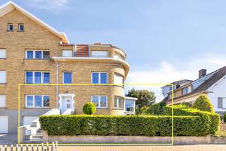 Op een bijzonder centrale ligging in De Panne, op slechts enkele minuten wandelen van het strand, de zeedijk en het centrum, bevindt zich dit ruime appartement in de kleinschalige Residentie Gimini.<br /><br />Het appartement is gelegen op een verhoogd gelijkvloers en geniet aan de voorzijde van een aangenaam en vrij uitzicht over het Jeanne d’Arcplein. Met een bewoonbare oppervlakte van ca. 100 m² biedt deze eigendom bovendien een uitzonderlijke buitenruimte: een private tuin van maar liefst ca. 240 m², een absolute meerwaarde aan de kust.<br /><br />De indeling omvat een ruime en lichtrijke leefruimte, een afzonderlijke keuken met aansluitende berging en rechtstreekse toegang tot de tuin, twee volwaardige slaapkamers waarvan één met zicht op de tuin, een badkamer met inloopdouche en wastafel en een afzonderlijk toilet. Via de trap bereikt u de kelderverdieping, waar zich een ruime kelder en een inpandige garage bevinden. Inclusief kelder. <br /><br />Mogelijkheid tot aankoop van een ruime garage : € 60.000 <br /><br /><strong>Troeven:</strong>
<ul>
	<li>Uitzonderlijk ruime private tuin van ca. 240 m²</li>
	<li>Topligging op wandelafstand van strand en centrum</li>
	<li>Twee volwaardige slaapkamers</li>
	<li>Kelder inbegrepen</li>
	<li>Kleinschalige residentie</li>
	<li>PVC-ramen met dubbele beglazing</li>
</ul>
<br />Een bijzonder interessante eigendom voor wie op zoek is naar een ruim appartement met een zeldzame grote tuin, garage en een uitstekende ligging vlak bij alles wat De Panne te bieden heeft.