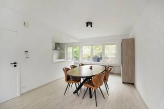 Bent u op zoek naar een ruime, verzorgde woning met veel natuurlijk licht en helemaal in orde? Dan is deze woning met 3 slaapkamers in Edegem absoluut een buitenkans!
Via de karaktervolle inkomhal met vintage tegelvloer, vestiairekast en gastentoilet bereikt u op de eerste verdieping de lichtrijke leefruimte met gezellige houthaard, eetplaats en kwalitatief gerenoveerde open leefkeuken met Siemens-toestellen. Op de bovenverdieping bevinden zich 3 volwaardige slaapkamers en een badkamer met ligbad. Het gelijkvloers biedt daarnaast nog een praktische wasplaats, een polyvalente ruimte voor bv bureau- of hobbykamer, een garage en een oprit. Buiten geniet u van een onderhoudsvriendelijke tuin met terras met ruim houten tuinhuis en een rustige, groene sfeer waar het heerlijk vertoeven is.
Deze woning is zeer verzorgd, uitstekend onderhouden én heeft een prachtige epc-score van 181 kWh/m²jaar – label B. De PVC-ramen beschikken over hoogrendementsglas en het plat dak werd geïsoleerd met 12 cm PUR/PIR. De verwarming gebeurt via centrale verwarming op aardgas met een ketel van Junkers (2008). Ook de elektrische installatie werd gekeurd en is volledig conform. Daarnaast zijn er 10 zonnepanelen aanwezig met een totaal vermogen van 3.250 Wp, wat bijdraagt aan een lagere energiefactuur.
Voor meer informatie of een gratis waardebepaling van uw vastgoed kan u een aanvraag invullen op onze website of even bellen op het nr. 03/345.88.99.