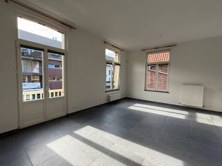 <p><span>Centraal gelegen appartement met o.a. ruime en lichte leefruimte, 2 slaapkamers, badkamer en groot terras in het centrum van Heide-Kalmthout.</span></p><p><span>Het appartement is volgens het Serviced Living woonconcept ingericht.<br /><br />Via de lift of trap in de gemeenschappelijke hal bereikt men het appartement.<br />Inkomhal welke uitgeeft op de lichte leefruimte met open keuken in moderne stijl voorzien van de nodige keuken toestellen. <br />Verder zijn er 2 ruime slaapkamers, een berging en een badkamer. Vanuit de slaapkamer toegang tot het achterliggende terras. <br />De woonkamer, keuken, badkamer, berging en hal zijn op een moderne, gemakkelijk te onderhouden, grijze tegel.</span></p><p><span><br />De combinatie van een appartement in een vertrouwde omgeving met een videofoon en een aanwezigheids- en bewegingsdetectie maakt dat er op een verantwoorde manier gewoond kan worden. </span></p><p><span>Dit is een geruststellende gedachten voor de bewoners en hun naasten.<br /><br />De toekomstige bewoner is op zoek naar comfortabel en zorgeloos wonen. Geen bekommeringen om onderhoud van gebouw, tuin en parking. Veilig wonen door zekerheid van respons ingeval van calamiteit.<br /><br /></span></p><p><span>De huurprijs is inclusief garagebox.</span></p><p><span>Er zijn geen gemeenschappelijke kosten.</span></p><p><span> </span></p>