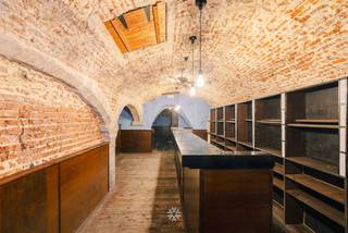 <p><span>GENT BINNENSTAD - Unieke cocktailbar met tal van mogelijkheden in de Gentse Binnenstad</span></p><p><span> </span></p><p><span>In het historische hart van Gent, omringd door talrijke trekpleisters en genietend van een constante passage, vinden we dit karaktervolle handelspand in de Hoogpoort. Een unieke commerciële locatie met bijzonder veel potentieel voor horeca of een andere commerciële activiteit.</span></p><p><span> </span></p><p><span>De handelsruimte is ondergebracht in een karaktervol neoclassicistisch gebouw en bevindt zich in de 'Middeleeuwse kelder', een authentieke en sfeervolle sous-sol. De ruimte beschikt over diverse barvoorzieningen, meerdere stockageruimtes, twee aparte toiletten en een ventilatiesysteem.</span></p><p><span>Dankzij de polyvalente indeling biedt dit pand tal van mogelijkheden voor een nieuwe uitbating of een eigen commercieel concept. De combinatie van de historische setting, authentieke charme en een uitstekende ligging maakt dit een bijzonder interessante opportuniteit voor ondernemers die op zoek zijn naar een locatie met karakter.</span></p><p><span> </span></p><p><span> </span></p><p><span>Enkele troeven: </span></p><ul><li><span>Topligging in het historische centrum tussen de Korenmarkt en Vrijdagsmarkt</span></li><li><span>Polyvalent inzetbaar: horeca, commercieel, atelier of showroom</span></li><li><span>Twee aparte toiletten</span></li><li><span>Individuele meters</span></li><li><span>Authentiek karakter</span></li></ul><p><span> </span></p><p><span> </span></p><p><span>Belangrijk: </span></p><p><span>Huurprijs: 1.675 EUR/maand</span></p><p><span>Handelshuur</span></p><p><span>EGW afzonderlijk af te rekenen door de huurder</span></p><p><span>EPC KNR: Label B</span></p><p><span>Onmiddellijk beschikbaar</span></p><p><span> </span></p><p><span>Interesse? </span><span>Contacteer Axel Lenaerts makelaar voor meer info via <span>Laurens@axellenaerts.be</span></span><span> of via de website.</span></p>