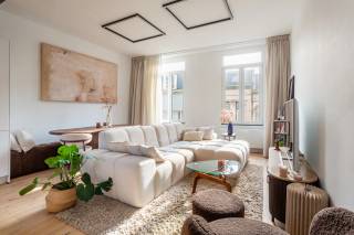 Gelegen in de Sint-Laureisstraat, op een gegeerde locatie in Antwerpen, bevindt dit appartement zich op wandelafstand van het Zuid en de levendige Troonplaats. Tal van gezellige restaurants, koffiebars en hotspots zoals het KMSKA bevinden zich in de directe omgeving, terwijl ook het stadscentrum vlot bereikbaar is. Een aangename buurt waar de charme van de historische stad gecombineerd wordt met een bruisende, eigentijdse sfeer.<br /><br />Het appartement bevindt zich op de tweede en derde verdieping van een kleinschalig en karaktervol gebouw en werd in 2023 volledig gerenoveerd. Bij binnenkomst wordt u verwelkomd in een ruime en lichtrijke leefruimte, waar de ochtendzon op een aangename manier naar binnen valt. De open keuken sluit hier mooi op aan en vormt samen met het eetgedeelte een gezellig geheel. De keuken is uitgerust met kwalitatieve inbouwtoestellen en biedt alles wat u nodig heeft voor comfortabel dagelijks wonen.<br /><br />Een verdieping hoger bevinden zich twee volwaardige slaapkamers. Beide kamers delen een stijlvolle badkamer, voorzien van een ruime regendouche, wastafel en toilet. Op de tussenverdieping bevindt zich bovendien een zonnig terras, een heerlijke plek om buiten te genieten en dé troef van dit appartement.<br /><br />Daarnaast is er nog een derde kamer aanwezig, die momenteel ingericht is als bureau maar zich eveneens perfect leent als extra slaapkamer, dressing of hobbyruimte. De woning beschikt tot slot over een ruime kelderberging, ideaal als extra opslagruimte. Bovendien bestaat de mogelijkheid om het huurcontract van een nabijgelegen parkeerplaats over te nemen.<br /><br />Kortom, een karaktervol en hedendaags appartement op een gegeerde locatie in Antwerpen, zonder gemeenschappelijke kosten.<br /><br />Interesse? <br />Contacteer LISTED voor een bezoek: +32 3 283 51 51.
