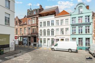In het historische hart van Gent wordt deze karaktervolle herenwoning volledig heropgebouwd tot een hedendaagse gezinswoning, waar erfgoed, licht...