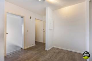 Tussen de Grote en Kleine Ring van Hasselt, aan de Casterstraat, bevindt zich dit aangename appartement op de achtste verdieping. Dankzij de doorlopende indeling van voor- naar achterzijde geniet u zowel aan de voor- als achterkant van het gebouw van een terras met een mooi uitzicht over de omgeving.<br /><br />Met een bewoonbare oppervlakte van ca. 100 m² beschikt het appartement over twee slaapkamers, twee terrassen, een ruime kelderberging en een ondergrondse autostaanplaats.<br /><br />De ligging is een absolute troef. Winkels, scholen, openbaar vervoer en andere dagelijkse voorzieningen bevinden zich op korte afstand. U woont hier centraal, terwijl u toch geniet van een rustige woonomgeving met veel groen in de buurt.<br /><br />Via de inkomhal, voorzien van een apart gastentoilet met handwasbakje, betreedt u het appartement. Aansluitend vindt u de badkamer, uitgerust met een ligbad en een dubbele wastafel. De lichtrijke leefruimte is bereikbaar via een glazen deur en vormt samen met de aparte keuken het hart van het appartement. Het overdekte terras aan de voorzijde is toegankelijk vanuit zowel de woonkamer als de keuken.<br />Dankzij de grote raampartijen geniet de leefruimte van een overvloed aan natuurlijk licht en een aangenaam open uitzicht. De twee slaapkamers bevinden zich aan de rustige achterzijde van het gebouw, waarvan één slaapkamer toegang verleent tot het tweede terras.<br /><br />Op de ondergrondse verdieping bevindt zich een autostaanplaats, die kan worden aangekocht voor € 25.000. Daarnaast beschikt het appartement over een ruime privatieve kelderberging, ideaal als extra opslagruimte.<br /><br />Troeven van dit appartement:<br />+ Zeer gunstig EPC van 193 kWh/m² per jaar<br />+ Centrale ligging nabij winkels, scholen en openbaar vervoer<br />+ Rustige woonomgeving met veel groen<br />+ Twee terrassen met aangenaam uitzicht<br />+ Ondergrondse autostaanplaats afzonderlijk aan te kopen (25.000 euro)<br />+ Ruime kelderberging<br /><br />Interesse in dit appartement of wenst u een bezoek ter plaatse? Neem contact op met Stephanie Odeurs via 0474 73 64 84 of via e-mail stephanie@vestio.com.