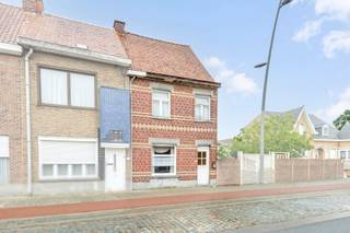 Deze halfopen woning biedt een uitstekende opportuniteit voor wie op zoek is naar een renovatieproject op een centrale ligging.
Op het gelijkvloers beschikt de woning over een gezellige zithoek, een aparte eetplaats, een keuken en een badkamer. Vanuit de leefruimte heeft u zicht op de aangename tuin, die opnieuw tal van mogelijkheden biedt.
Op de eerste verdieping bevinden zich twee slaapkamers. Via een vaste trap bereikt u de zolderverdieping, die extra opslagruimte biedt of verder kan worden ingericht volgens uw wensen.
Ben jij op zoek naar een woning die je volledig naar jouw smaak kunt renoveren en inrichten? Dan is dit jouw kans!
Contacteer Hyboma en plan uw bezoek in.