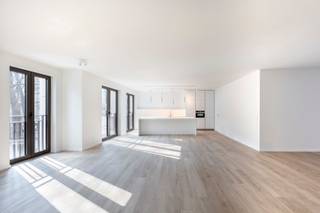 Situé sur la Graanmarkt, l’une des places les plus belles et les plus pleines de caractère d’Anvers, ce spacieux appartement se trouve au sein...