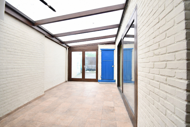 Ruime gesloten bebouwing met 3 slaapkamers, garage en stallen - foto 5