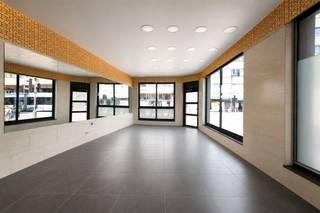 <p><span>Op een uiterst zichtbare </span><span>hoeklocatie</span><span>, vlakbij het Moorkensplein en 't Laar, bevindt zich dit commercieel handelspand met grote etalages langs twee straatzijden. Dankzij de uitstekende ligging geniet het pand van een constante passage van voetgangers, fietsers, auto's en openbaar vervoer. De indeling en aanwezige</span><span> keuken</span><span> maken dit pand uitermate geschikt voor horeca, al zijn ook andere commerciële activiteiten perfect mogelijk.</span></p><p><span> </span></p><p><span>Het handelspand bestaat uit een commerciële ruimte met etalage en toog op het gelijkvloers. Op de onderliggende verdieping bevindt zich een ruime kelder met keuken en voldoende opslagruimte. Een ideale opportuniteit voor wie een horecazaak wil opstarten of uitbreiden op een goed zichtbare locatie.</span></p><p><span> </span></p><p><span>Indeling:</span></p><p><span> </span></p><p><span>Gelijkvloers</span></p><p><span>commerciële handelsruimte</span></p><p><span>toog</span></p><p><span>grote etalages langs twee straatzijden</span></p><p><span> </span></p><p><span>-1</span></p><p><span>ruime kelder</span></p><p><span>ingerichte keuken</span></p><p><span>opslagruimte</span></p><p><span> </span></p><p><span>Troeven</span></p><p><span>hoekligging met uitstekende zichtbaarheid</span></p><p><span>ideale locatie voor horeca</span></p><p><span>grote etalages en veel lichtinval</span></p><p><span>veel passage</span></p><p><span>vlakbij Moorkensplein en 't Laar</span></p><p><span>ruime kelder met keuken</span></p><p><span> </span></p><p><span>Ben jij geïnteresseerd in dit handelspand in Borgerhout, ben je op zoek naar ander vastgoed of wens je de waarde van jouw eigendom te kennen? Dan ben je bij BOLT immo aan het juiste adres! Wij helpen jou graag verder.</span></p>