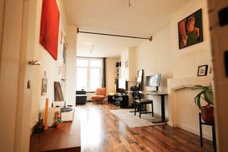 <p>Lichtrijke studio op toplocatie – instapklaar en uitstekend bereikbaar<br />Deze charmante studio ligt centraal, op fietsafstand van het bruisende centrum van Gent en op wandelafstand van het natuurgebied De Bourgoyen. Alle voorzieningen zijn binnen handbereik: winkels, openbaar vervoer en de autosnelwegen liggen vlakbij.<br />Een ideale ligging om te genieten van de combinatie van rust, bereikbaarheid en stedelijk comfort .<br />De studio op de eerste verdieping verwelkomt je met een lichtrijke slaap-/leefruimte, een ruime keuken en een nette badkamer met douche en toilet. Voor extra comfort is er voldoende bergruimte: een private berging in de kelder en een bijkomende bergingsruimte onder de gemeenschappelijke trappenhal.<br />Met een totale oppervlakte van ca. 64 m² voor de studio appartement en bergruimten is dit appartement volledig instapklaar. Enkele recente verbeteringen maken het helemaal af:<br />- Achtergevel geïsoleerd in 2023<br />- Raam voorgevel vervangen door driedubbel akoestisch glas met PVC-profielen in 2024;<br />- Gascondensatieketel vernieuwd eind 2025 met thermostaat;<br />- Voorgevel opnieuw gevoegd en waterwerend in 2025;<br />- Keuken uitgerust met manueel te bedienen lokale ventilatie-unit;</p><p>Ideale bereikbaarheid:<br />- Busverbindingen in de straat zelf<br />- 10 min fietsen naar Station Gent-Sint-Pieters<br />- 10 min fietsen naar Kouter<br />- 10 min wandelen naar Bourgoyen-Ossemeersen.</p><p>Extra info:<br />Volledig instapklaar<br />Er is geen syndicus en elke verdieping heeft individuele meters.<br />Deze studio is perfect als gezellige woning voor een alleenstaande, of als investeringskans voor studenten of huurders.</p><p>Plan een bezoek in via mail naar</p><p>Geen interesse in verkoop via vastgoedmakelaars.</p>