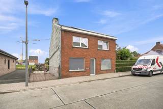 Op zoek naar een woning waar je nog volledig je eigen stempel op kunt drukken?<br />Deze woning op een perceel van 290m² biedt heel wat mogelijkheden.<br /><br />De woning is reeds deel gerenoveerd en volledig geïsoleerd en beschikt over een EPC-label C. Er is centrale verwarming op aardgas, aanvullend met een houtkachel, ventilatiesysteem, 10 zonnepanelen en een thuisbatterij.<br /><br />Op het gelijkvloers bevinden zich de leefruimte, keuken en badkamer. Er is ook een gezellig tuin aanwezig. Op de bovenverdieping bevinden zich 4 slaapkamers.<br /><br />De woning is nog verder af te werken, maar biedt een mooie basis voor iemand die graag de handen uit de mouwen steekt. Ideaal voor de handige Harry die van deze woning zijn eigen thuis wil maken!<br /><br />📞 Interesse? Contacteer Thijs, Friedel of Nina:<br />📲 051 57 54 61<br />📧 thijs@grouptrybou.be<br />nina@grouptrybou.be<br />| friedel@grouptrybou.be