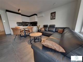 Te koop: recent gelijkvloers appartement (bouwjaar 2023) in residentie Elba, centraal gelegen in Middelkerke. Dit moderne appartement combineert hedendaags wooncomfort met een uitstekende ligging nabij winkels, openbaar vervoer en het strand. De lichtrijke woonkamer met open keuken sluit naadloos aan op een aangenaam terras. Verder beschikt het appartement over twee slaapkamers, een stijlvolle badkamer met inloopdouche, een apart toilet en een praktische berging. Dankzij de recente bouw is het appartement volledig instapklaar en energiezuinig. Ideaal als vaste woonst, tweede verblijf of investering aan de kust. Interesse? Contacteer ons voor meer info of een bezoek. Verkoop onder 21% BTW.