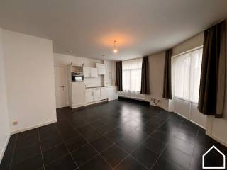 Op zoek naar een compacte en praktische woonst in het hart van Ieper?Deze instapklare gelijkvloerse studio combineert comfort, veel lichtinval en een...