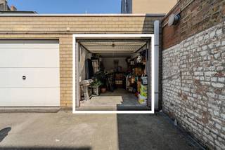 <p>Te koop: gesloten garagebox in hartje Bredene aan zee<br /><br />Goed onderhouden gesloten garagebox te koop in een afgesloten complex in het centrum van Bredene — ideaal gelegen op slechts 100 meter van zee en winkels. Perfect als veilige staanplaats, interessante investering aan de kust. (Momenteel verhuurd).<br /><br />📍 Ligging: Centrum Bredene, op wandelafstand van zee en winkels<br />🚗 Type: Gesloten garagebox in afgesloten complex<br />✨ Staat: Zeer goed onderhouden<br /><br />Ideale opportuniteit voor wie comfort, veiligheid aan zee zoekt!<br /><br />Interesse? Contacteer ons info@yess-vastgoed.be of 050 33 59 03</p>