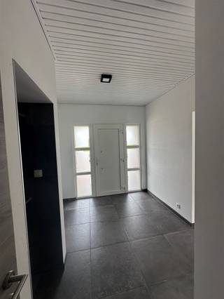 Kijkdag ma 04/05 17.30u - 18.15uDeze bungalow ligt op een gunstige locatie, dicht bij supermarkten, winkels en het op- en afrittencomplex...