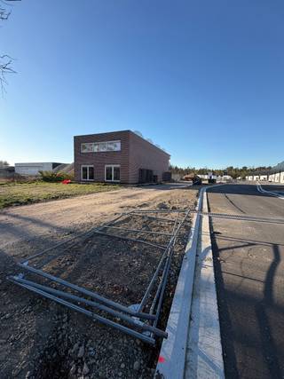 Projectgrond op maat te ontwikkelen in Beerse
Gelegen aan de Toekomstlaan en Dennenlaan in Beerse bevindt zich dit kwalitatieve, bouwrijpe perceel van 6.627 m², ideaal voor een built-to-suit bedrijfsontwikkeling.
Deze locatie biedt ondernemers en investeerders een unieke kans om een bedrijfsgebouw te realiseren dat volledig wordt afgestemd op hun operationele behoeften en toekomstvisie.
De site maakt deel uit van een goed ontsloten KMO-zone en geniet van een strategische ligging met een vlotte aansluiting op de E34, wat zorgt voor een snelle verbinding naar omliggende steden en economische knooppunten.
Troeven van dit perceel
Flexibele indeling van oppervlaktes volgens uw bedrijfsactiviteiten
Volledig maatwerk: ontwikkeling afgestemd op uw specifieke wensen
Uitstekend geschikt voor zowel eigen gebruik als langetermijninvestering
Strategische ligging in een dynamische KMO-zone