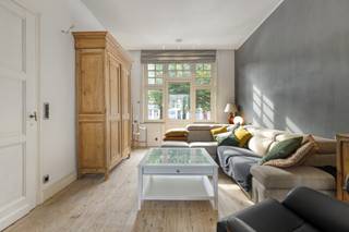 Ontdek deze unieke en statige burgerwoning gelegen aan de prestigieuze Koningin Elisabethlaan, een absolute parel in Kristus-Koning (Brugge)...