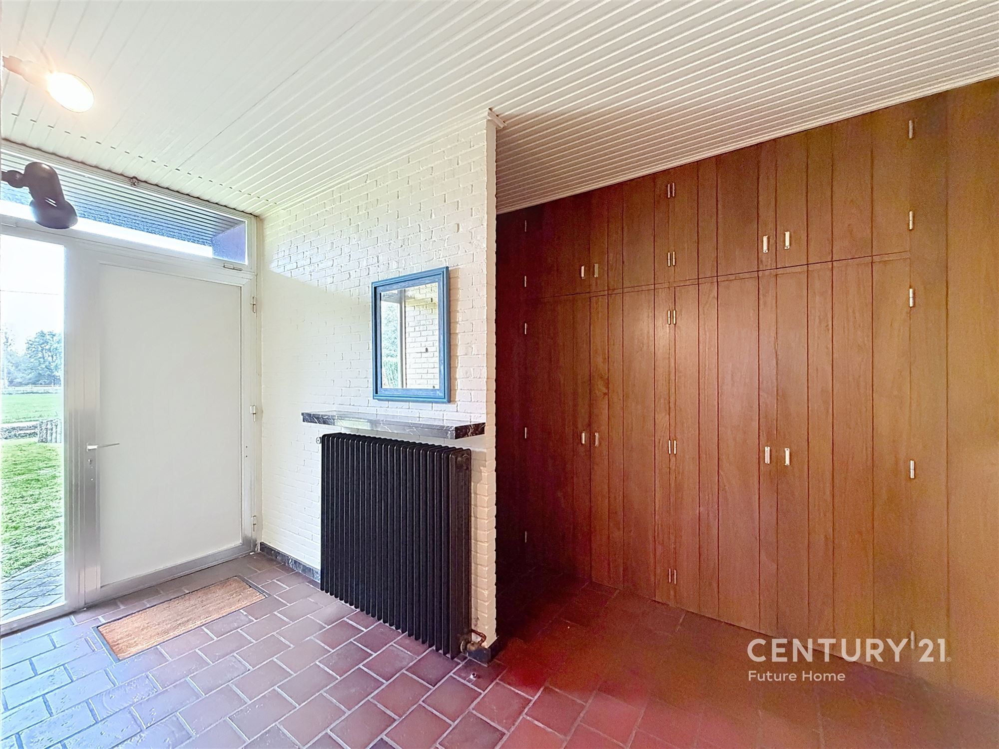 Karaktervolle architecturale woning met veel potentieel - foto 4