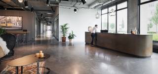 <h1><span>Votre espace de travail dans un emplacement de premier choix</span></h1><h1><span> </span></h1><p><span>Découvrez un environnement de travail idéal dans un emplacement stratégique à Louvain. Situé à proximité immédiate du ring de Louvain, ce centre d'affaires bénéficie d'une excellente accessibilité. Le centre-ville animé ainsi que la gare se trouvent à seulement 10 minutes, tandis que l'autoroute E40 et les principaux axes routiers sont accessibles en quelques minutes. Vos collaborateurs, clients et partenaires commerciaux profiteront ainsi d'un accès simple et rapide.</span></p><p><span> </span></p><p><span>Le centre d'affaires propose des bureaux entièrement équipés ainsi qu'une large gamme de services destinés à soutenir le développement de votre entreprise, notamment :</span></p><p><span> </span></p><ul><li><span>Gestion quotidienne de votre courrier</span></li><li><span>Service de réception</span></li><li><span>Coin café</span></li><li><span>Internet haut débit sans fil</span></li><li><span>Numéro de téléphone individuel</span></li><li><span>Services d'impression et de numérisation</span></li><li><span>Espace lounge</span></li><li><span>Personnel professionnel dédié</span></li><li><span>Service de restauration (catering)</span></li><li><span>Possibilité de visioconférence</span></li></ul><p><span> </span></p><p><span>Plusieurs espaces de bureaux sont actuellement disponibles :</span></p><p><span> </span></p><p><span>Bureau de 22 m²</span></p><ul><li><span>Convient aux entreprises jusqu'à 4 personnes.</span></li><li><span>Prix : 1.350 /mois</span></li></ul><p><span> </span></p><p><span>Deux bureaux de 38 m²</span></p><ul><li><span>Idéal pour des équipes de 6 à 7 personnes.</span></li><li><span>Prix : 2.300 /mois</span></li></ul><p><span> </span></p><p><span>Ne manquez pas cette opportunité et contactez-nous dès aujourd'hui !</span></p>