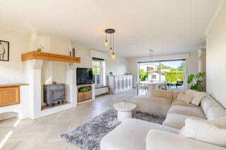 <p><span>Op zoek naar een ruime en comfortabele gezinswoning in een rustige omgeving? Deze vrijstaande woning, gebouwd in 1991, combineert een royale bewoonbare oppervlakte van maar liefst 234 m² met een mooi perceel van 658 m² en biedt volop ruimte, comfort en privacy.</span></p><p><span> </span></p><p><span>De volledig verbouwde benedenverdieping zorgt voor een moderne en aangename woonbeleving. Via de ruime inkomhal, voorzien van een apart toilet, komt u in de lichtrijke leefruimte. Dankzij het mooie zicht op de tuin geniet u hier van een aangename connectie met de buitenomgeving.</span></p><p><span> </span></p><p><span>De nieuw geïnstalleerde keuken vormt een moderne en praktische aanvulling op de leefruimte en beschikt over voldoende werk- en opbergruimte. Aansluitend is er een handige aparte berging/wasplaats. De woning beschikt bovendien over een garage, wat zorgt voor extra comfort en praktische bergruimte.</span></p><p><span> </span></p><p><span>Een absolute troef is de prachtig aangelegde tuin rondom de woning. Hier geniet u in alle rust van het buitenleven, terwijl het overdekte terras de ideale plek vormt om gezellig te tafelen of te ontspannen, ongeacht het weer.</span></p><p><span> </span></p><p><span>Op de eerste verdieping bevinden zich drie bijzonder ruime slaapkamers, waardoor deze woning ideaal is voor een gezin of voor wie nood heeft aan extra ruimte. De volledig ingerichte badkamer beschikt over een ligbad, aparte douche, lavabomeubel en toilet.</span></p><p><span> </span></p><p><span>Dankzij de combinatie van de ruime woonoppervlakte, de grondige vernieuwing van de benedenverdieping, de drie ruime slaapkamers, garage en de mooie tuin rondom de woning, is dit een bijzonder interessante gezinswoning voor wie comfortabel en rustig wil wonen.</span></p><p><span> </span></p><p><span>Voor meer informatie of een bezoek contacteert u Timothy van Immo Zone op 0474/ 41. 28. 40.</span></p><p><span> </span></p>