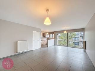 Ontdek dit aangename en lichtrijke appartement te huur in Mechelen, gelegen in de rustige Lindestraat 51. Dit pand bevindt zich op de tweede verdieping van een verzorgd gebouw met lift en biedt alle comfort voor wie in Mechelen wil wonen in een kalme maar goed bereikbare buurt.Beschikbaar vanaf 01/06/2026.Vaste kosten: provisie €60/ maandIndeling: - Inkomhal met apart toilet- Ruime leefruimte met grote raampartijen en open keuken. De leefruimte biedt toegang tot het westelijk georiënteerd terras.- berging- Twee volwaardige slaapkamers met toegang tot het tweede, oostelijk gerichte terras- Badkamer met bad en douche- Ondergrondse staanplaats inbegrepenTroeven van dit appartement in Mechelen:- Twee zonnige terrassen (oost en west)- Lift aanwezig in het gebouw- Autostaanplaats inbegrepen- Rustige ligging in de Lindestraat, met vlotte verbinding naar het centrum van Mechelen, winkels, scholen en openbaar vervoer.Wil je een bezoek inplannen en het appartement zelf ontdekken? Aarzel dan niet om een bezoekaanvraag in te dienen via onze website via de daar voorziene rode balk. Tot dan!