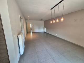 <p>Bent u op zoek naar een instapklaar en comfortabel appartement?<br />Dan is dit prachtige 2-slaapkamerappartement zeker een bezoek waard!<br /><br />Het appartement beschikt over een volledig uitgeruste keuken met een inductiekookplaat, oven, microgolfoven, vaatwasser en koelkast. <br />De ruime en lichtrijke leefruimte geeft toegang tot een mooi, ruim terras dat voorzien is van een automatische luifel, ideaal om in alle comfort van het buitenleven te genieten.<br /><br />Verder biedt het appartement een badkamer met bad-/douchecombinatie en 2 slaapkamers. <br />Er is ook een zeer ruime berging in het appartement en een extra ondergrondse berging aanwezig.<br /><br />Tot slot beschikt het appartement nog over een ondergrondse autostaanplaats<br /><br />Het appartement is onmiddellijk beschikbaar.<br /><br />Heb je interesse? Vraag uw bezoek aan via onze website https://www.immovl.be/te-huur/list en druk op de knop <strong>'IK WENS EEN BEZOEK'</strong>.</p>