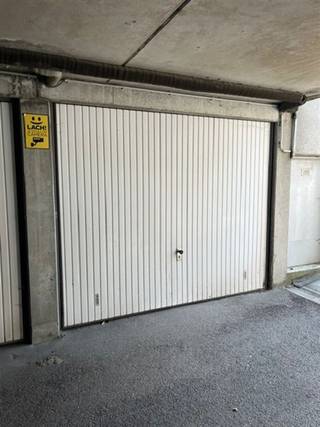 <p><span>Ondergrondse garagebox aan de Dascottelei, achter huisnummer 90. Vrij bij akte.</span></p>