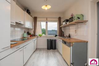 Te koop: zeer ruim appartement in een kleine residentie met 3 appartementen, met 3 slaapkamers
Dit ruime appartement bevindt zich op de tweede verdieping (zonder lift) en beschikt over:
Een ruime living met open keuken. Badkamer met douche. Aansluiting voor wasmachine en droogkast. 3 volwaardige slaapkamers. Individuele geïsoleerde zolder. Ruime privékelder
Zonnepanelen.
Extra troeven:
* Goede EPC-score
* Elektriciteit conform de huidige regelgeving
Dankzij de ruime indeling, de extra bergruimte en de energiezuinige voorzieningen is dit appartement een uitstekende keuze voor gezinnen of investeerders.
Een bezoek meer dan waard!
Neem gerust contact op voor meer informatie of een bezichtiging. Info 0471 10 63 68 of info@immonoella.be