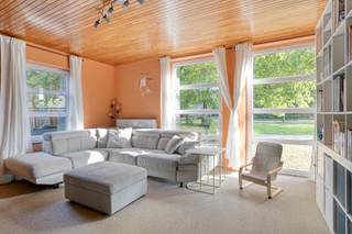<p><strong>Ruime vrijstaande gezinswoning met 4 slaapkamers op 985 m² — Terboekt, Genk<br /></strong><br />Groen en landelijk gelegen in het zuidoosten van Genk, op de grens met Zutendaal: een degelijk gebouwde open bebouwing uit 1994, ver van de straat ingeplant op een perceel van 985 m². Ca. 193 m² bewoonbare oppervlakte, aangevuld met een volledig onderkelderd souterrain van ca. 115 m².<br /><br />Via de inkomhal komen we binnen in de woning, met directe toegang tot de ruime living. Deze loopt achteraan door in de eetkamer, met aansluitend de keuken. De leefruimtes genieten van veel lichtinval. De markante speksteenkachel vormt een sfeervolle blikvanger. Zichtbaar binnenmetselwerk en een plafond in houten schroten geven de woning extra karakter.<br /><br />De keuken is volledig geïnstalleerd en beschikt over een groot kookeiland met bar, een werkblad in donkere steen, een vijfpitsgaskookplaat met dampkap, oven, microgolfoven, vaatwasser en koelkast.<br /><br />Verder bevinden zich op het gelijkvloers een polyvalente kamer als bureau of slaapkamer, een badkamer met douche en een apart toilet. Daarnaast is er een kleine berging die eventueel kan worden ingericht als tweede sanitaire ruimte. De zonnige veranda sluit rechtstreeks aan op de tuin en vormt een aangename overgang naar het terras en het groen.<br /><br />Een belangrijke troef is dat het volledige gelijkvloers rolstoelvriendelijk is, wat de woning geschikt maakt voor verschillende woonbehoeften en levensfasen.<br /><br />Op de verdieping bevinden zich drie slaapkamers, waaronder de ouderslaapkamer met eigen dressingzone en een badkamer met ligbad en toilet. Op de hal is er een zolderluik dat toegang geeft tot een kruipzolder. Deze biedt handige extra opslagruimte voor spullen die niet dagelijks nodig zijn.<br /><br />De souterrain is bereikbaar via een verlaagde inrit en biedt tal van mogelijkheden als hobbyruimte, atelier, bergruimte of extra stalling.<br /><br />Buiten geniet je van een diepe, afgesloten tuin met veel privacy en groen zicht. Achteraan op de brede oprit staat een apart gemetseld bijgebouw met garagepoort.<br /><br />De woning beschikt bovendien over zonnepanelen, wat bijdraagt aan een energiezuiniger wooncomfort.</p>
<p><br />Voor meer informatie kan u mailen naar info@immo-bosmans.be</p>