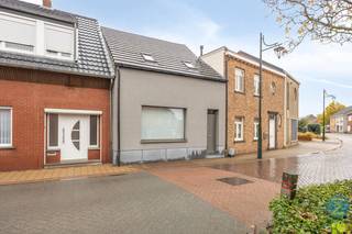 <p><span><strong>Gerenoveerde woning met stadstuin nabij het centrum van Arendonk.<br /><br />Een bezoek aanvragen kan eenvoudig via onze website: www.immodrie.be. Zoek het pand terug onder 'Te Huur' en selecteer vervolgens op de pagina de optie 'Bezoek inplannen'.<span> </span><span>Omwille van de grote reeks aanvragen, worden verzoeken via Immoscoop of andere portaalsites niet verwerkt.</span><br /></strong></span></p>
<p>Bij het binnenkomen leidt de inkomhal u rechtstreeks naar het hart van de woning: een open leefruimte die naadloos overgaat in de eetkamer. Dankzij het open karakter geniet u hier van een ruimtelijk gevoel en een fijne lichtinval. De moderne keuken, eveneens gerenoveerd in 2016, is uitgerust met alle hedendaags comfort. Tijdens het koken blijft u steeds in contact met uw gasten of gezin. Aansluitend bevindt zich een praktische berging ideaal voor dagelijks gebruik.</p>
<p>De badkamer werd eveneens vernieuwd in 2016 en beschikt over een ruime inloopdouche en een stijlvol badkamermeubel met enkele wastafel.</p>
<p>Op de eerste verdieping bevinden zich twee mooie slaapkamers, waarvan één perfect kan dienen als bureau of dressing.</p>
<p>Achteraan de woning vindt u nog een ruime berging, ideaal als tuinberging of extra opslagruimte alsook de aansluiting voor wasmachine en plaats voor een droger.<br />Een bijkomende troef: het perceel is ook toegankelijk via de achterzijde dankzij een poortje — handig voor het binnenbrengen van fietsen of vuilniscontainers, zonder door de woning te hoeven gaan.</p>
<p>De woning beschikt over een gunstig EPC-label C (grenzend aan label B), wat het energieverbruik laag en het wooncomfort hoog houdt.</p>
<p>Kortom, een instapklare, energiezuinige woning met een gezellige stadstuin, perfect gelegen nabij het centrum.</p>